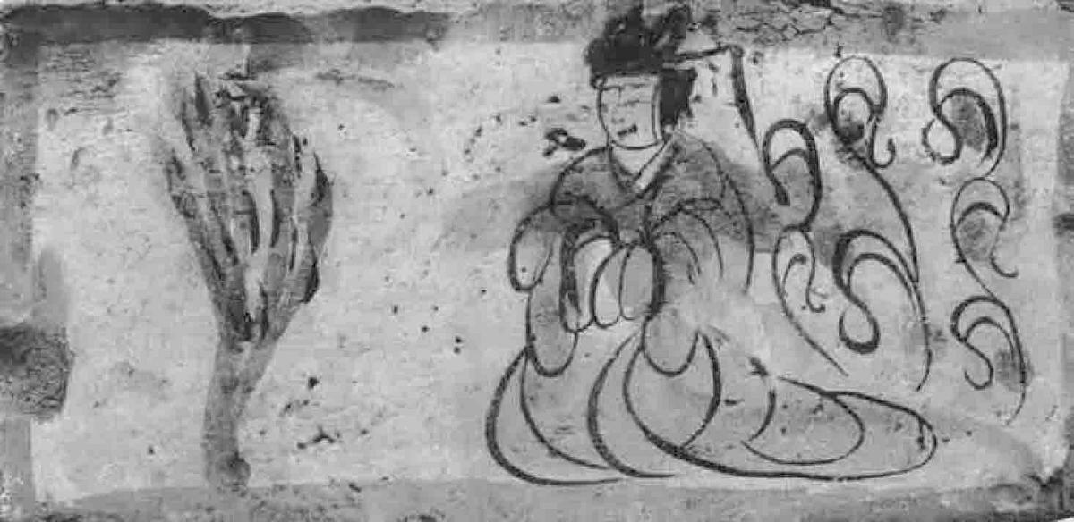 图3.8 考古发掘也发现了魏晋时期的西王母画像砖，画中西王母身着朱色宽袖长袍，拱手端坐，云吉高绾，面前扶桑玉立，身后瑞云升腾