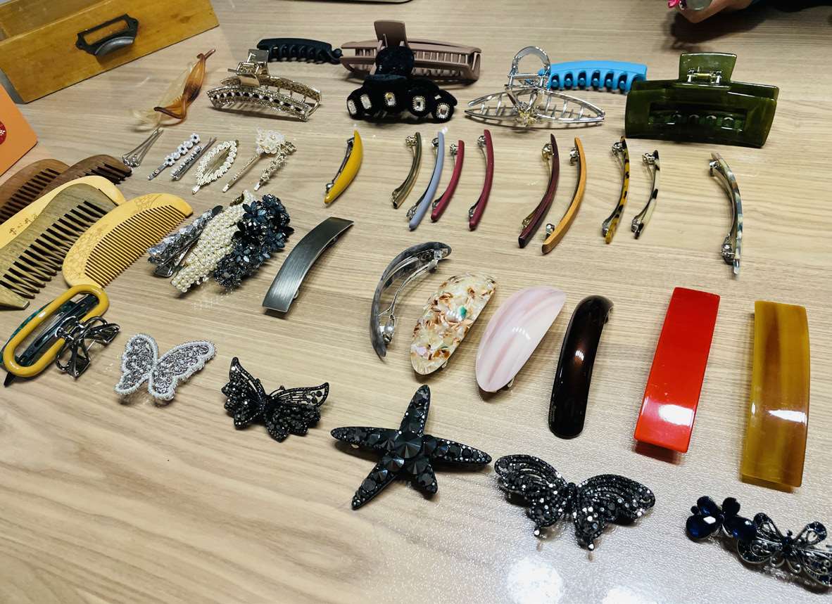 图5-4 服务案例 把发卡摆出来给客户筛选